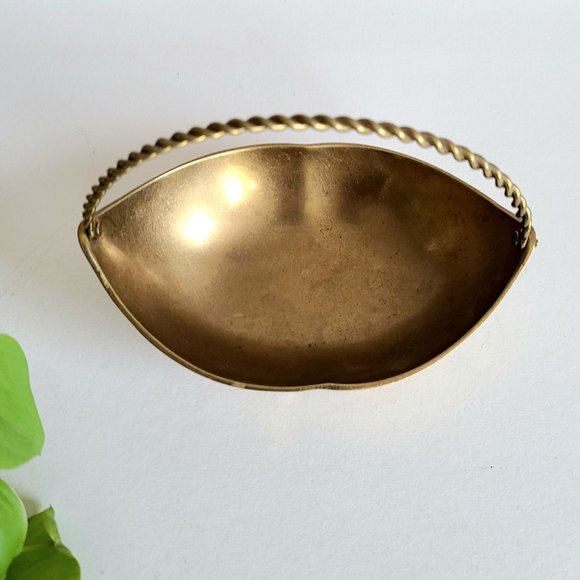 Vintage brass trinket dish basket shape. - Picture 3 of 6